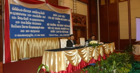  Vietnam-Laos step up economic cooperation