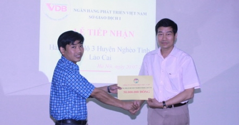 CBCNV Công ty cổ phần điện Việt - Lào ủng hộ 3 huyện nghèo của tỉnh Lào Cai